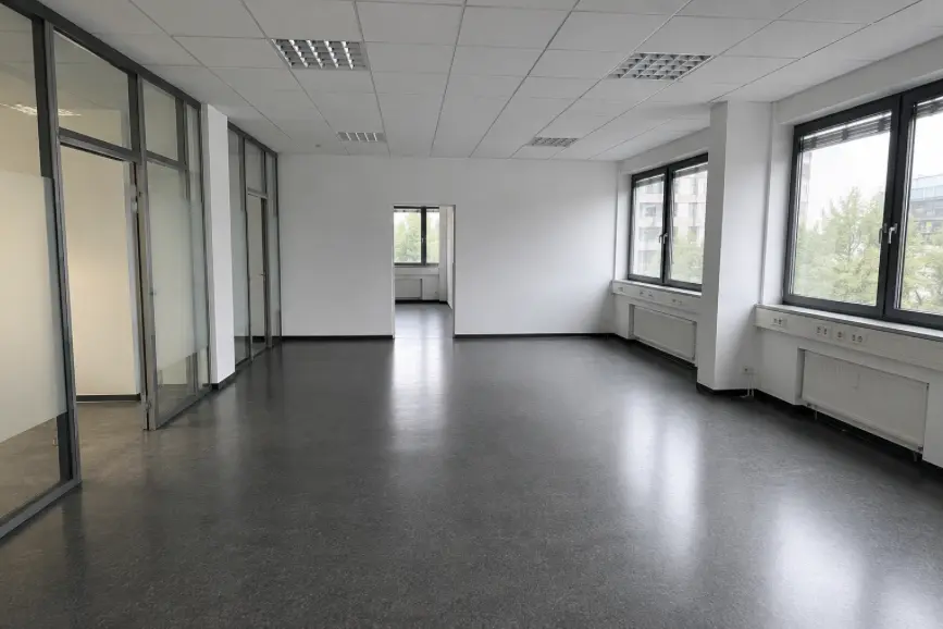 Leergeräumte Büroetage mit Glastrennwänden nach der Geschäftsauflösung, besenrein übergeben.