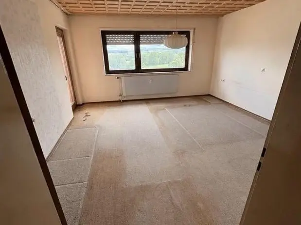 Leeres Zimmer nach der Haushaltsauflösung, bereit für die Wohnungsübergabe.