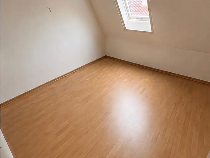 Geräumtes Dachzimmer nach der Messie-Entrümpelung, Boden frei und sauber.